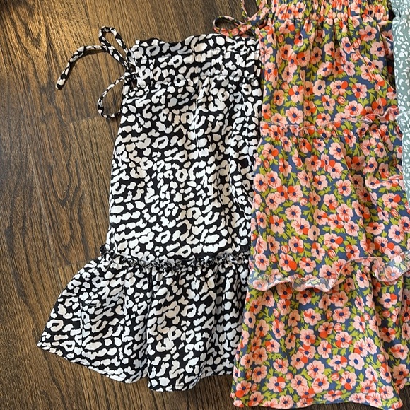 Teen 9 floral skirts by SHEIN
8 small
1 medium 
Sold as a LOT
Gently used - Picture 2 of 6